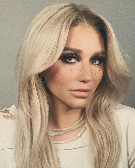 Kesha Makeup, Glitter Freckles, Kesha Rose, Female Musicians, Makeup Eye Looks, Nude Makeup, Kesha, Light Summer, Music Artists