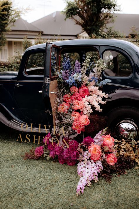 Car With Flowers, Vintage Truck Wedding, Bloom Fashion, Together Journal, Happy Birthday Candles, Parrot Tulips, Flower Installation, Floral Trends, Knitted Flowers