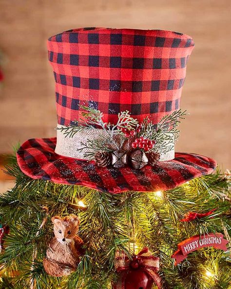 Christmas Tree Topper Rustic, Top Hat Tree Topper, Hat Tree, Holiday Table Centerpieces, Outdoor Christmas Tree, Unique Christmas Decorations, Unique Christmas Trees, Christmas Plaid, Buffalo Plaid Christmas