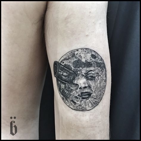 #BRÜCIUS #TATTOO @blkserum + bruciustattoo.com  + #Blackwork #Tattooing  #SanFrancisco #blkserum #etching  #inkstinctsubmission #engraving #triptothemoon #moonman #moon #rocketman #rocket #scifi Rocketman Tattoo, Traditional Tattoos, Man On The Moon, Traditional Tattoo, Blackwork, Skull Tattoo, Etching, Pen And Ink, Rocket