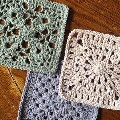 Free Crochet Square Pattern: Crafter Mystery! - cypress|textiles Free Crochet Square, Motifs Granny Square, Granny Square Haken, Granny Square Crochet Patterns Free, Crochet Granny Square Blanket, Crochet Blocks, Crochet Quilt, Trendy Crochet, Haken Baby