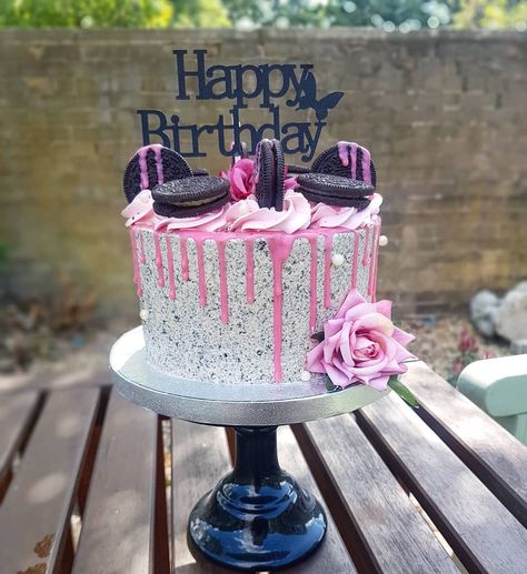 Oreo pink dripcake with roses Pink Oreo Cake, Buttercream Ideas, 30th Birthday Cake For Women, Oreo Birthday Cake, Happy Birthday Kids, 30 Birthday Cake, Pastel Candy, Birthday Cakes For Women, Creative Birthday