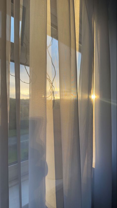 Curtains Living Room Aesthetic, Open Curtains Aesthetic, Blinds Aesthetic, White Curtain Aesthetic, Flowing Curtains Aesthetic, Cortinas Aesthetic, Curtains Aesthetic White, White Sheer Curtains Bedroom Fairy Lights, Flowy White Curtains