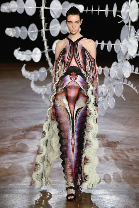 Iris Van Herpen | Haute Couture - Autumn 2019 | Look 7 Iris Van Herpen 2019, Junk Kouture, Structured Fashion, Fashion Collection Inspiration, Outrageous Fashion, Edgy Dress, Unusual Clothes, Origami Fashion, Vintage Fashion 1950s