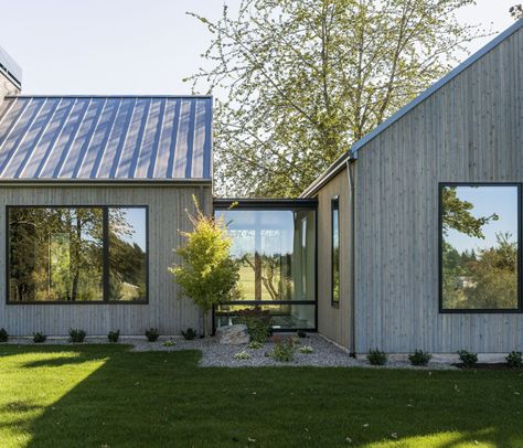 Stafford Residence by Solomon Berg Design - Dwell Gable House, Cottage Exteriors, Farmhouse Architecture, Angel Fire, Roof Overhang, Fire House, Modern Barn House, House Extension Design, Modern Ranch