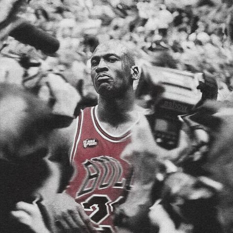 #Everyday 2509 PERPETUAL MOTION • @jumpman23 Emilia Core, Cool Basketball Pictures, Galaxy Clothing, Nba Pics, Mike Jordan, Widgets Aesthetic, Galaxy Outfit, Michael Jordan Photos, Michael Jordan Pictures