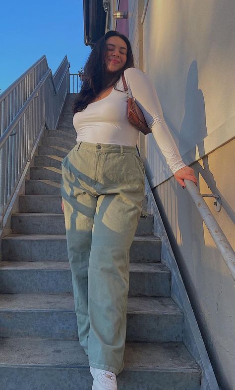 Soft Girl Aesthetic Outfit Plus Size, Jeans And White Blouse, Aesthetic Outfits Plus Size, Soft Girl Aesthetic Outfit, College Girl Outfits, Curvy Casual Outfits, Midsize Outfits, Look Plus Size, Easy Trendy Outfits