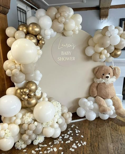 Gender Review Decoration, Neutral Color Gender Reveal Ideas, Deco Baby Shower Mixte, Neutral Gender Reveal Ideas For Party Decoration, Neutral Baby Gender Reveal Ideas, Baby Showroom Ideas, Gender Reveal Teddy Bear Theme, Gender Reveal Balloon Ideas, Teddy Bear Gender Reveal Ideas