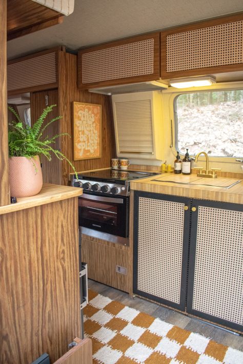 Aesthetic Trailer Home, Small Vintage Camper Interior Ideas, 70s Camper Interior, Caravan Bedroom, 70s Camper Remodel, Caravan Airbnb, Retro Rv Remodel, Vintage Airstream Interiors, Retro Camper Remodel Bohemian