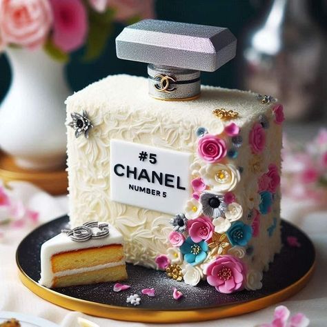 Chanel Birthday Cake, Birthday Cake For Women Elegant, Cupcakes Design, Chanel Cake, Purse Cake, Beauty Cakes, Luxury Cake, Elegant Birthday Cakes, Custom Birthday Cakes