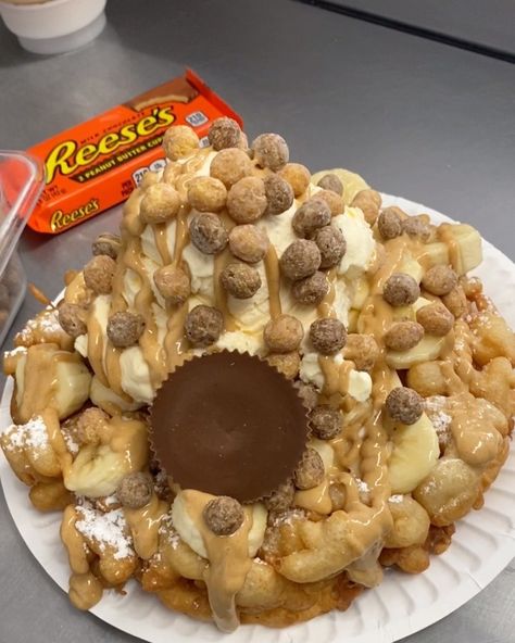 STICKY ICKY FUNNEL CAKES on Instagram: “❤️❤️NEW FUNNEL CAKE ALERT!!!❤️❤️THE PEANUT BUTTER FUNNEL CAKE!!!���🤤🤤🤤 It comes with Chopped Bananas, Ice Cream, Peanut Butter Sauce,Reese’s…” Funnel Cake Sundae, Funnel Cake Flavors, Funnel Cake Toppings Ideas, Funnel Cake Ideas, Funnel Cake Toppings, Carnival Desserts, Fair Funnel Cake Recipe, Ice Cream Peanut Butter, Bagel Recipe Easy