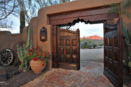 Love these gates into the courtyard.                                                                                                                                                     More Spanish Style Gates Entrance, Mexican Ranch, Style Hacienda, Hacienda Homes, Spanish Hacienda, Mexican Hacienda, Hacienda Style Homes, Mexico House, Mexican Home