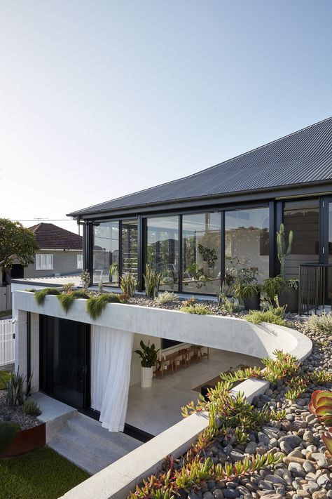 https://thelocalproject.com.au/articles/ascot-garden-house-by-nicholas-harvey-architect-and-rhea-jeffery-project-feature-the-local-project/attachment/ascot-garden-house-by-nicholas-harvey-architect-and-rhea-jeffery-project-feature-the-local-project-image-4/?parent=182042 Villa Concept, Queenslander House, Concept Ideas, The Local Project, Traditional Garden, Rooftop Garden, Garden House, Planter Box, Architectural Details