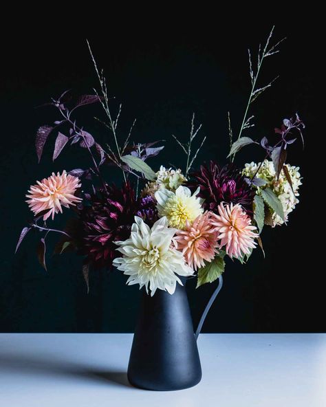 5 easy flower arrangement ideas with dahlias - Cloverhome.nl Simple Floral Centerpieces, Dahlia Flower Arrangements, Easy Floral Arrangements, Tiny Table, Spring Flower Arrangements, Feuille Eucalyptus, British Flowers, Flower Arrangements Simple, Fresh Cut Flowers