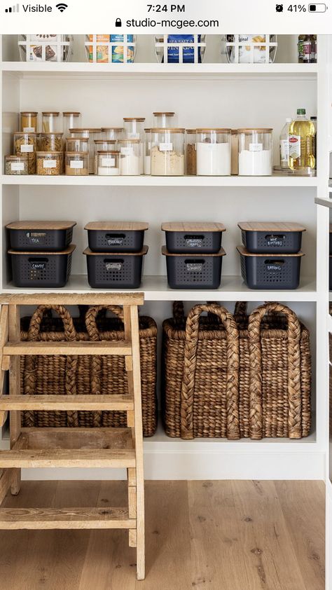 Baskets In Pantry, Cup Organization Kitchen, Cup Organization, Black Pantry, Kitchen Cabinet Organization Layout, Minimalist Pantry, Luxury Bedroom Sets, Closet Organisation, Open Pantry