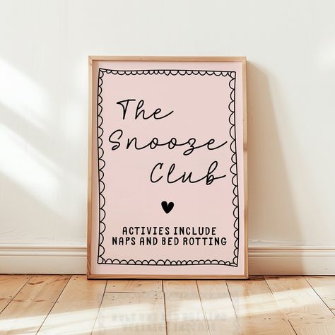 The Snooze Club Art Print | Retro Poster Wall Decor | Above Bed Art | Bedroom Art | Preppy Positive Wall Art | Daily Reminder Poster | Mental Health Art | Sleeping Art | Naps Print | Rotting in bed art 💗DIGITAL DOWNLOAD ONLY | Instantly download and print our digital wall art for a quick and affordable way to decorate your space. Our art prints also make excellent gifts, or you can use them as cute and unique wallpapers for your phone! Once purchased, your files will be instantly downloadable v Bedroom Prints Ideas, Bedroom Prints Wall Pictures, Cute Wall Posters Aesthetic, Cute Bedroom Posters, Cute Bedroom Wall Decor, Sleeping Art, Cozy Wall Art, Quirky Bedroom, Bedroom Wall Prints