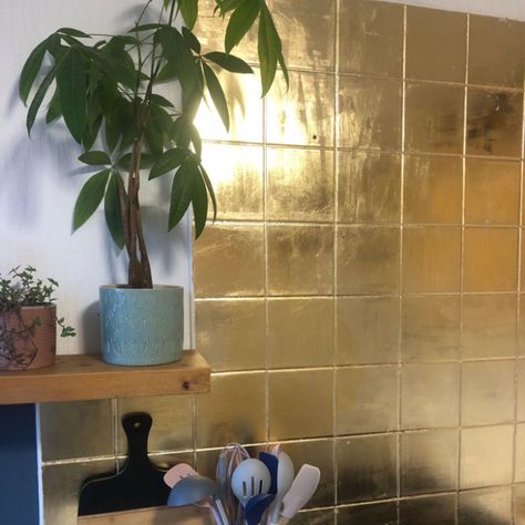 Gold Leaf Kitchen Backsplash, Gold Leaf Bathroom Wall, Gold Walls Bathroom, Gold Leaf Interior, Gold Splashback Kitchen, Gold Leaf Cabinet, Gold Bathroom Walls, Gold Leaf Fireplace, Gold Paint Art