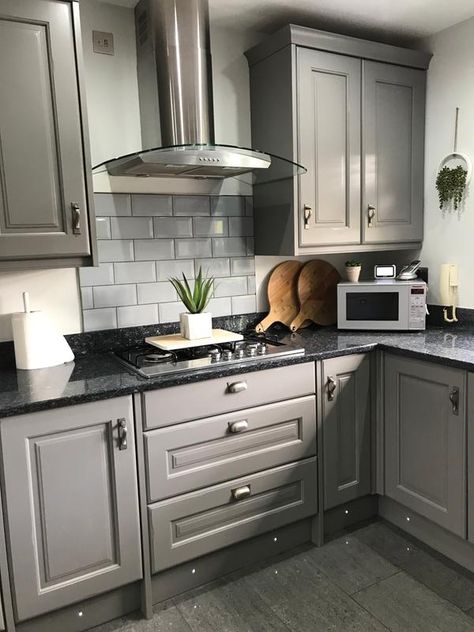 Black Countertop With Grey Cabinets, Grey Cabinets Black Countertop, Kitchen Black Counter, House Palette, Light Grey Kitchen Cabinets, Kitchen Countertop Decor, Elegant Kitchen Design, Grey Kitchen Designs, Built In Shelves Living Room