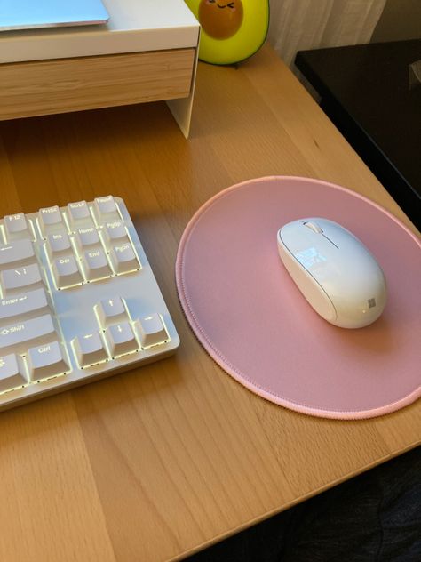 This picture shows a desk with a pink round mousepad and a white mouse. There is also a white keyboard. Laptop Mouse Aesthetic, Computer Mouse Aesthetic, Aesthetic Mouse Computer, Cute Computer Mouse, Study Setup, Cute Mouse For Computer, Mouse For Computer, Study Aesthetic, Desk Setup