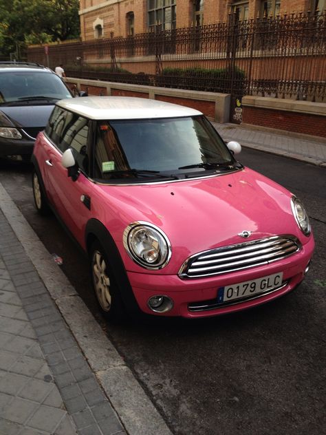 Pink Mini Morris Pink Mini Cooper, Pink Mini Coopers, Mini Moris, Mini Morris, Pink Cars, Car Deco, Girly Car, Mini Coopers, Car Goals