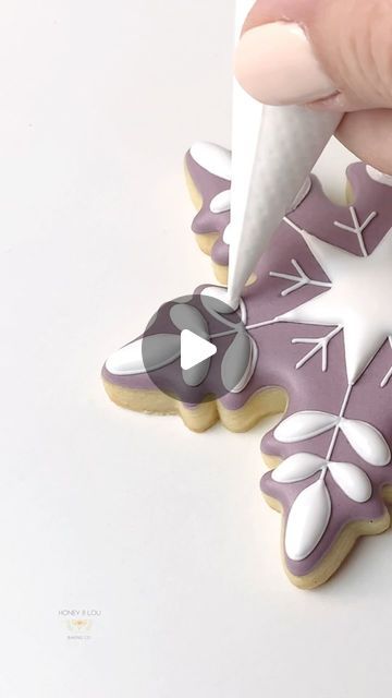 Olaf Cookies Royal Icing, Sugar Cookie Christmas Decorating Ideas, Decorating Snowflake Cookies, Royal Icing Cookies Tutorial, Snowflake Decorated Sugar Cookies, Heart Shaped Christmas Cookies, Royal Icing Decorating Tips, Decorated Xmas Cookies, Royal Icing Snowflake Cookies