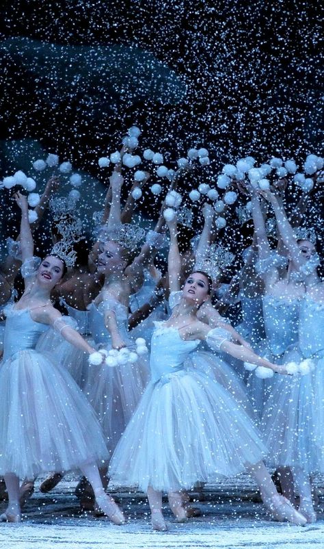 Waltz Of The Snowflakes the New York City Ballet Romeo I Julia, Tari Balet, Ballet Wallpaper, City Holiday, Nutcracker Costumes, New York City Ballet, George Balanchine, Ballet Beauty, Ballet Inspiration