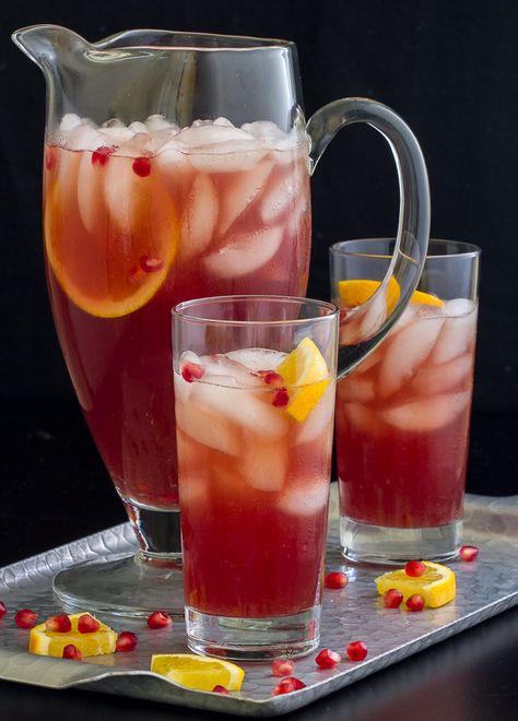 These Spiced Pomegranate Pitcher Cocktails are perfect for holiday parties! Pomegranate Cocktail Recipes, Resep Koktail, Pomegranate Cocktails, Pomegranate Martini, Pitcher Cocktails, Raspberry Cocktail, Burrata Salad, Cocktail Pitcher, Lemon Drop Martini