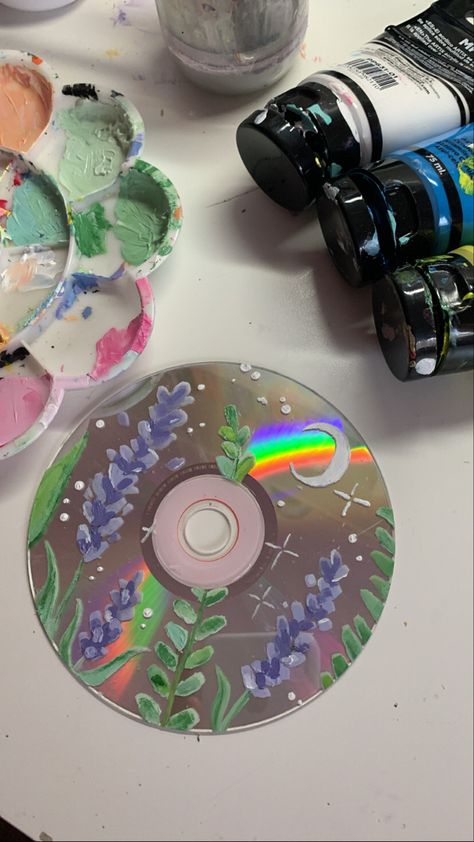 Painted Dvds Aesthetic, Bulb Painting Ideas Aesthetic, Cute Cd Painting Ideas, Dvd Painting Ideas, Dvd Diy, Cd Custom, Painting Cds, Cd Painting Aesthetic, Painted Cds