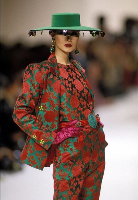 Yves Saint Laurent Couture, Green Hat, Rive Gauche, Cat Walk, Looks Style, Luxury Vintage, Fashion History, Fashion Details, Couture Fashion