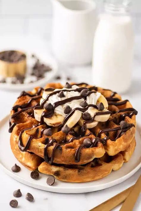 Chocolate Chip Waffle Recipe, Chocolate Chip Waffles, Fluffy Waffles, Waffle Maker Recipes, Chocolate Waffles, Waffle Toppings, Fudge Sauce, Think Food, Waffle Recipes