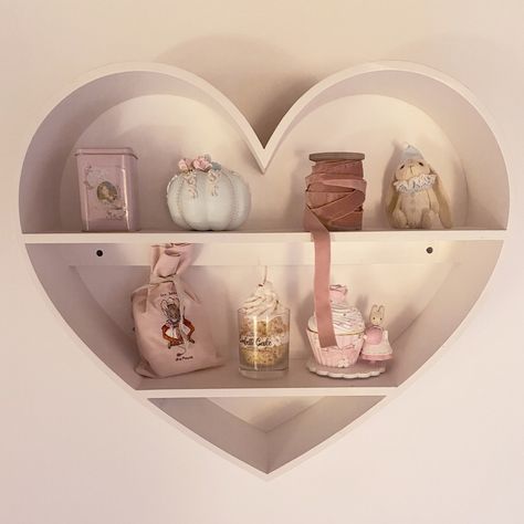 Heart Shelf Decor, Cute Wall Shelves, Cute Shelves Bedroom, Cute Shelf Ideas, Heart Shelves, Cute Shelves, Heart Shelf, Cardboard Display Stand, Room Clutter