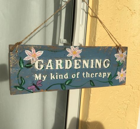 Pallet wood garden sign Garden Signs Diy, Garden Quotes Signs, Funny Garden Signs, Gardening Club, Serenity Garden, Plank Art, Outdoor Tile, Fondant Flower Tutorial, Savage Garden