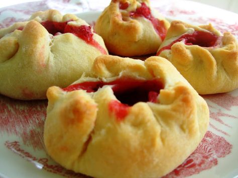 Pyrahi - a Russian dumpling filled with fresh berries and then drenched in melted butter. : ) What's not to like? Doukhobor Recipes, European Dumplings, Baba Recipe, Russian Heritage, Ukrainian Food, Mennonite Recipes, Cultural Food, Russian Dishes, Russian Desserts