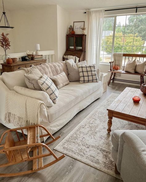 Cottage Feel Living Room, Vintage Cottage Decor Living Room, Vintage Country Living Room, Grandmacore House Living Room, Small Vintage Living Room, Vintage Lounge Room, Homestead Living Room, Old Farmhouse Living Room, Cozy House Living Room