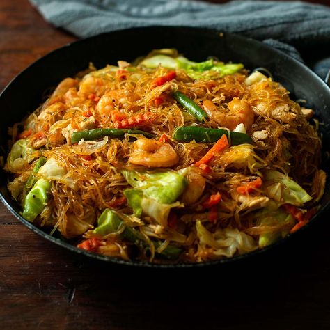 Traditional Pancit Bihon Bihon Guisado, Pancit Bihon, Pancit Recipe, Small Cabbage, Rice Vermicelli, Large Crowd, Fresh Green Beans, Chicken Fried, Healthy Easy