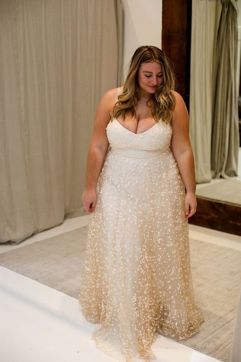 Plus Size Beach Wedding Dress, Wedding Dress For Curvy Brides, Tips For Wedding Dress Shopping, Fitted Lace Wedding Dress, Plus Size Lace Dress, Plus Wedding Dresses, Plus Size Beach, Plus Size Wedding Dresses, Plus Size Wedding Gowns