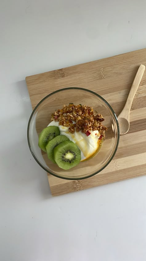 Granola Bowl Aesthetic, Aesthetic Nutrition, Nutrition Aesthetic, Food Captions, Healthy Lifestyle Habits, Kids Nutrition, Food Snapchat, Healthy Dessert, Makanan Dan Minuman