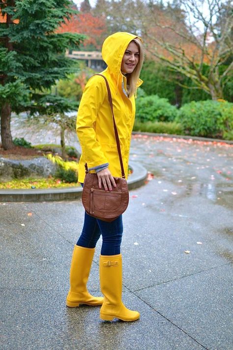 How To Style A Yellow Raincoat for Rainy Day | OOTD Yellow Hunter Boots Outfit, Yellow Raincoat Outfit, Yellow Hunter Boots, Umbrella Outfit, Blond Model, Yellow Rain Jacket, Hunter Boots Outfit, Raincoat Fashion, Red Raincoat