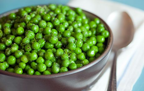 A classic spring side dish, these steamed peas are perfect with only the addition of butter, salt and pepper. Toss in some chopped fresh herbs if you like. Cooking Fresh Peas, Best Frozen Peas Recipe, Cooking Fresh Peas How To, Steamed Snap Peas, English Peas Recipe, Mushy Peas From Frozen Peas, English Pea Salad, Spring Side Dishes, Fresh Peas