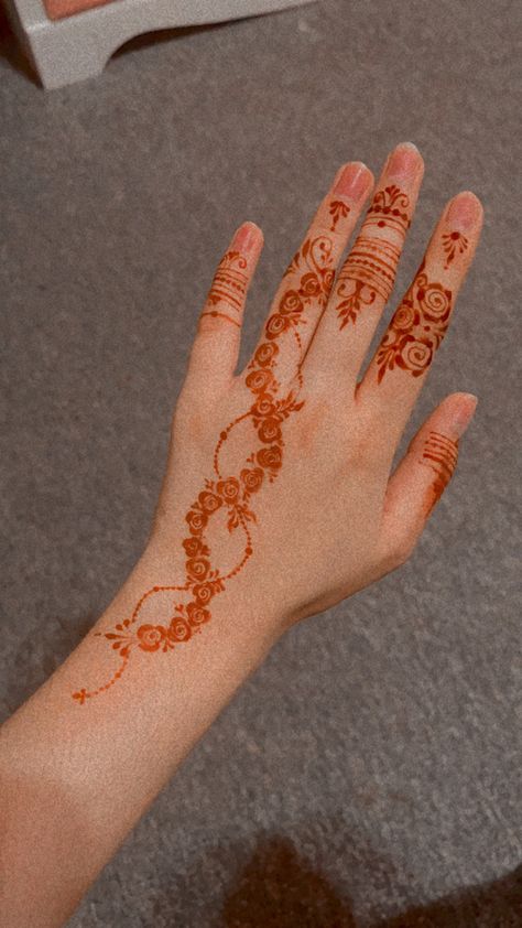 Simple Delicate Mehndi Designs, Aesthetic Mehndi Simple, Aesthetic Mendhi Simple, Aesthetic Simple Mehendi, Mehdi Degine Simple, Mehdi Degine, Moroccan Henna Simple, Short Mehndi Design, Latest Arabic Mehndi Designs