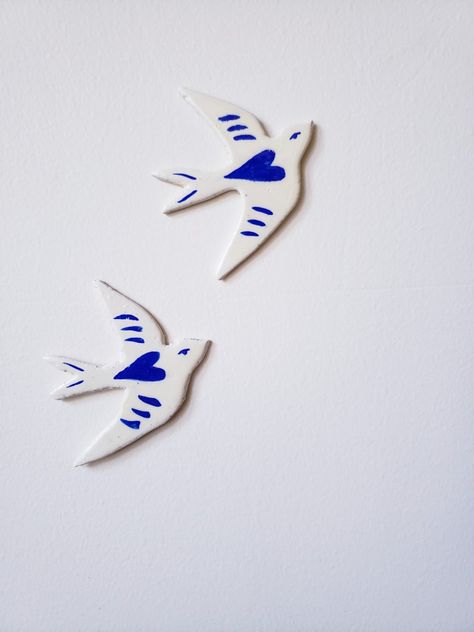 Bird Ceramics Ideas, Ceramica Fria Ideas, Ceramic Birds Wall, Bird Pottery, Diy Keramik, Clay Bird, White Birds, Air Dry Clay Projects, Christmas Clay