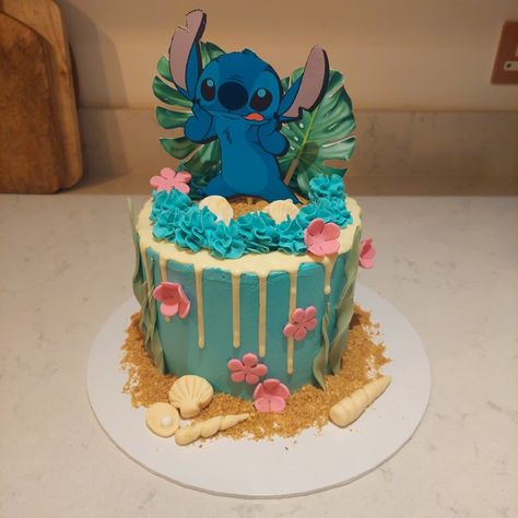 Stitch Beach Cake, Stitch Themed Cake, Stitch Bday, Beach Birthday Cake, Bday Stuff, Beach Themed Cakes, Stitch Cake, Kylie Birthday, 10 Birthday Cake