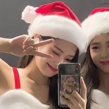 Jisoo And Jennie Matching Icons, Christmas Profile Pictures, Kpop Christmas, Christmas Tumblr, Icons Christmas, Pfp Kpop, Xmas Pictures, Pink Xmas, Christmas Layouts