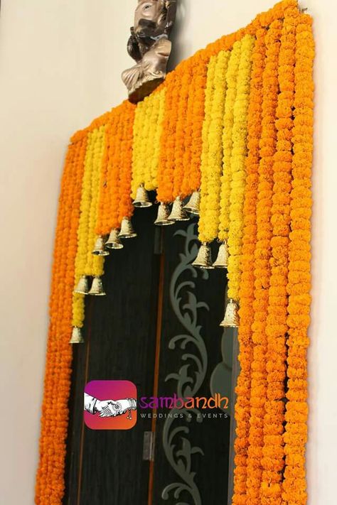 Gate flower decoration for mehendi function sambandh House Decoration For House Warming, House Flower Decoration For Wedding, Home Flowers Decorations, Flower Decor For Home, Gate Decoration For Diwali, Diwali Gate Decoration, Flower Decoration For House Warming, Decoration For House Warming, Door Decoration With Flowers