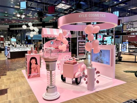 Armani Beauty turns Haikou Mova Mall red for Lunar New Year : Moodie Davitt Report Cosmetic Pop Up Store Design, Beauty Pop Up Store, Pop Up Retail, Convention Booth, Event Booth Design, Retail Ideas, Cloth Ideas, Beauty Station, Brand Activations