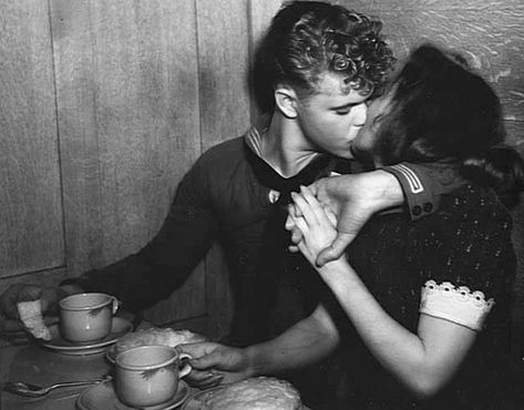 Couple kissing during a blackout in a downtown cafe. Seattle, 1941. Pathetic Men, Couples Vintage, People Kissing, Old Fashioned Love, Couple Sketch, Vintage Couples, Dream Man, Interracial Love, Vintage Romance