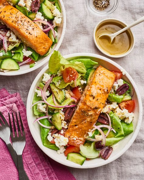 Recipe: Easy, Healthy Greek Salmon Salad | Kitchn Greek Salmon, Snacks Diy, Chicken Honey, Salmon Salad Recipes, Breakfast Low Carb, Resep Salad, Greek Salad Recipes, Resep Diet, Salad Toppings