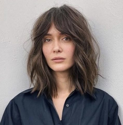 Long Feathered Haircut, Haircut Lots Of Layers, Feathered Haircut, Hair To The Side, Lots Of Layers, Limp Hair, Hair Adviser, Flat Hair, French Hair