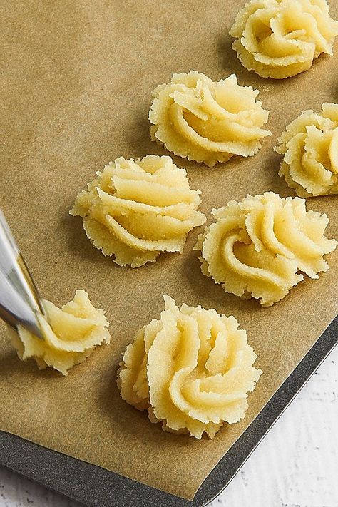 TRADITIONAL SICILIAN ALMOND COOKIES - The almond cookies are “a must” of the Sicilian culinary tradition. They are prepared with the Almond paste, called “pasta reale” in Sicily. The legend wants that the recipe was created in the XII century in the convent of the “Martorana” in Palermo and that his name is due to his goodness (worthy of a King!) . These fantastic cookies are as good as easy to do! Accompany them with a good tea, coffee or a glass of Marsala sweet wine. - desserts بيتي فور, Resepi Biskut, Italian Christmas Cookies, Maraschino Cherries, Brownie Desserts, Almond Paste, Sicilian Recipes, Oreo Dessert, Italian Cookies