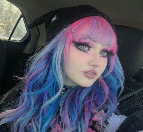 If you didn't know my name, what do you think it would be just by looking at me? | Instagram Full Hair Dye Ideas, Hair Colored Ideas, Ghost Hair Dye, Cheshire Cat Hair, Exotic Hair, Punk Hair Dye, 2 Colored Hair, Uv Hair, Split Dyed Hair With Bangs